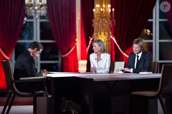 Nicolas Sarkozy face à Laurent Delahousse, Claire Chazal et les Français sur TF1, le 30 janvier 2012.
 