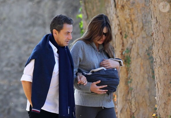 Carla Bruni et Nicolas Sarkozy se promènent avec Giulia, le 31 octobre, à la Lanterne.