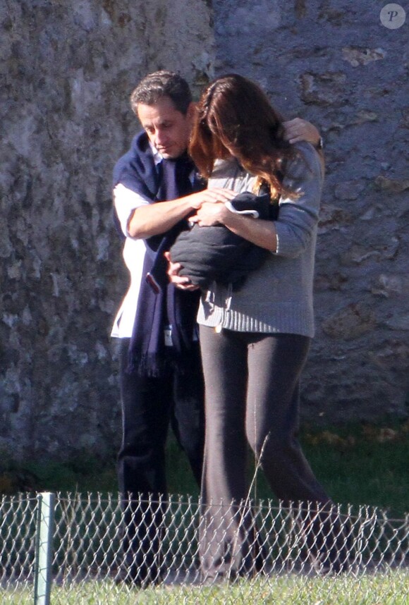 Carla Bruni et Nicolas Sarkozy se baladent avec Giulia, née le 19 octobre 2011. Le couple est ici dans les jardins de la résidence de la Lanterne à Versailles, le 31 octobre 2011.