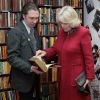 Camilla Parker Bowles visitait le 1er février 2012 la boutique caritative du Trinity Hospice dont elle est la marraine, et a fait le don modeste de quelques ouvrages.