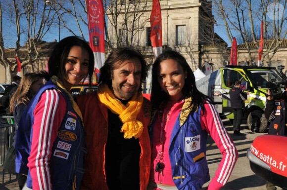 Cindy Fabre et Valérie Bègue entourent André Manoukian lors du coup d'envoi du Rallye des Gazelles 2011, le 19 mars 2011, à Sète.