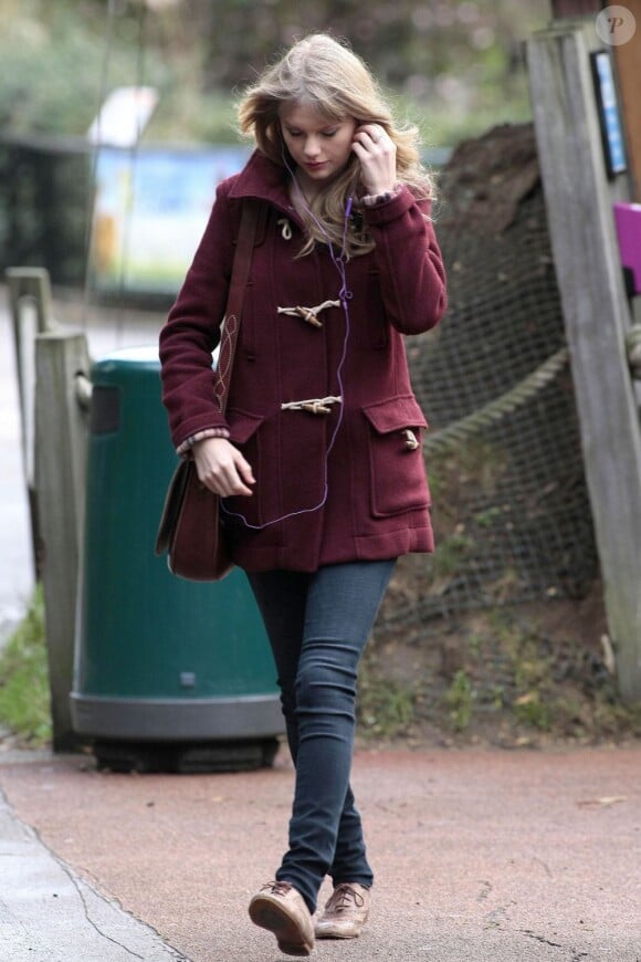 Taylor Swift dans un duffle-coat Topshop et des chaussures Kurt Geiger à Londres, le 25 janvier 2012.