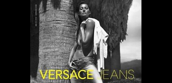 Gisele Bündchen et Versace épisode 3 : le top pose cette fois pour la ligne Jeans de Donatella Versace.