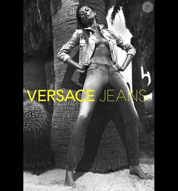 Gisele Bündchen et Versace épisode 3 : le top pose cette fois pour la ligne Jeans de Donatella Versace.