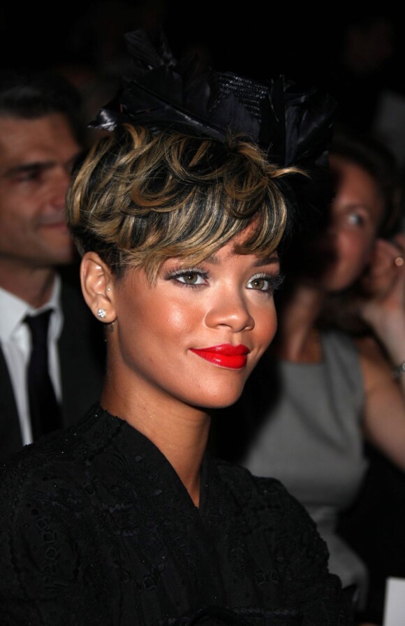 Les cheveux cours et méchés, Rihanna reste sublime
