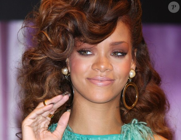 Rihanna, glamour à souhait avec une chevelure wavy éclairée par des mèches