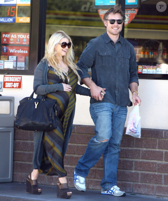 Jessica Simpson et Eric Johnson se rendent dans une station service à Santa Barbara, le samedi 28 janvier 2012.