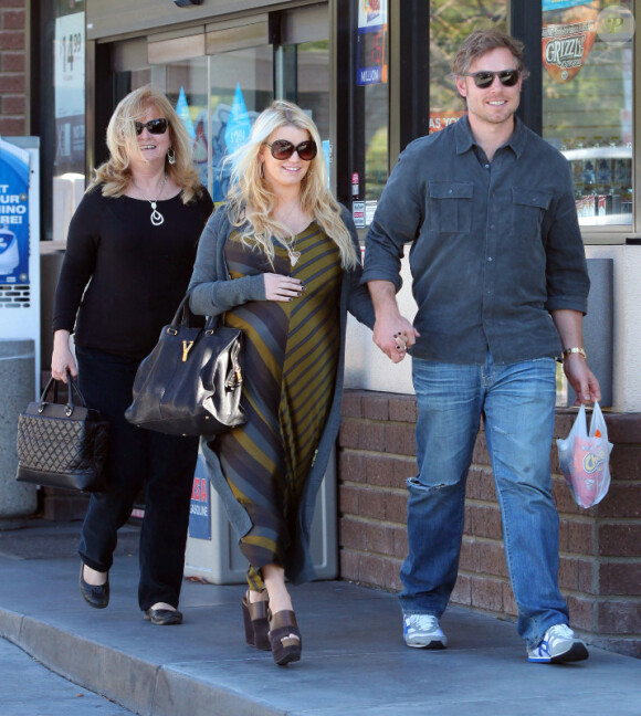 Jessica Simpson, Eric Johnson et la maman de ce dernier se rendent dans une station service à Santa Barbara, le samedi 28 janvier 2012.