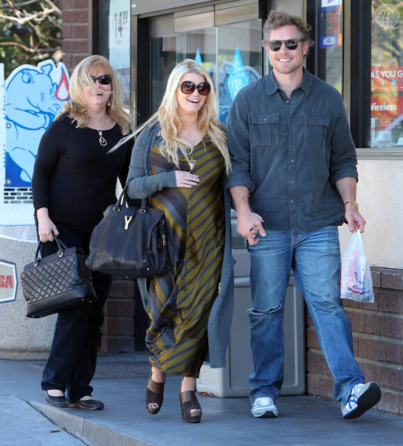 Jessica Simpson, Eric Johnson et la maman de ce dernier se rendent dans une station service à Santa Barbara, le samedi 28 janvier 2012.