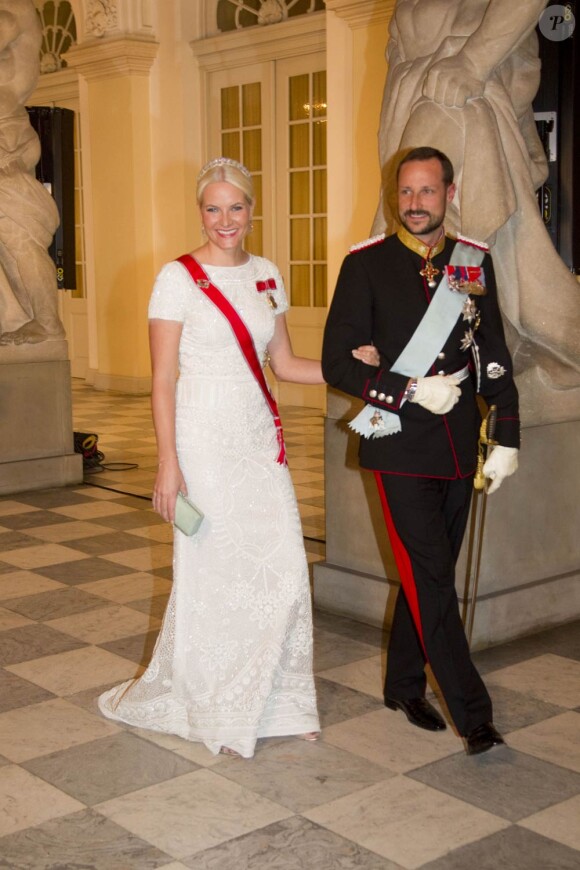 De retour de l'anniversaire de la princesse Mary à Copenhague, le prince Haakon et la princesse Mette-Marit de Norvège ont dû être évacués d'urgence ainsi que tous les passagers du vol #1462 pour Oslo, le 5 février 2012.