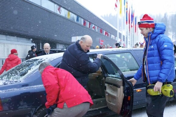 Pendant que son fils et sa belle-fille étaient entre deux avions, le roi Harald suivait tranquillement la Coupe du monde de biathlon, à Oslo (le 4 février 2012).