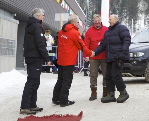 Pendant que son fils et sa belle-fille étaient entre deux avions, le roi Harald suivait tranquillement la Coupe du monde de biathlon, à Oslo (le 4 février 2012).