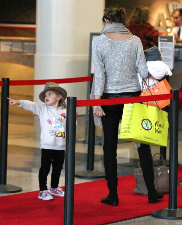 Alessandra Ambrosio et sa fille Anja à l'aéroport de Los Angeles, le 3 février 2012.