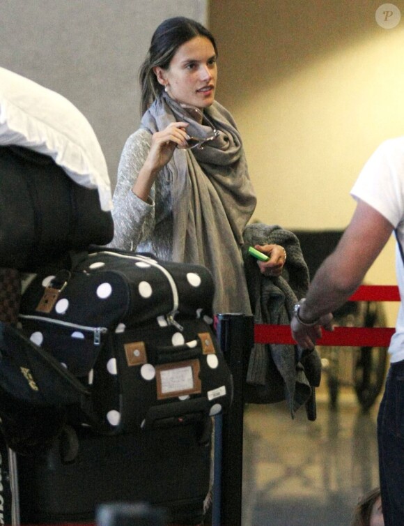 Alessandra Ambrosio, accompagnée de son fiancé Jamie Mazur et de leur fille Anja à l'aéroport de Los Angeles, le 3 février 2012.