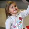 La fille d'Alessandra Ambrosio, Anja, a piqué le chapeau de sa mère à l'aéroport de Los Angeles, le 3 février 2012.
