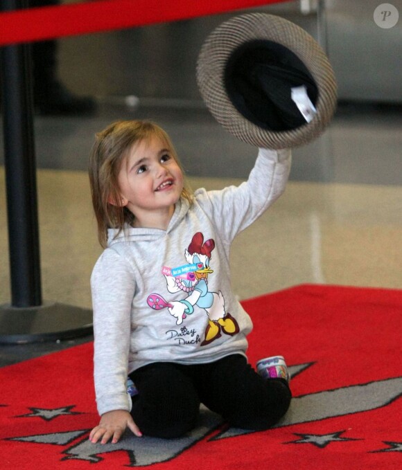La fille d'Alessandra Ambrosio, Anja, a piqué le chapeau de sa mère à l'aéroport de Los Angeles, le 3 février 2012.