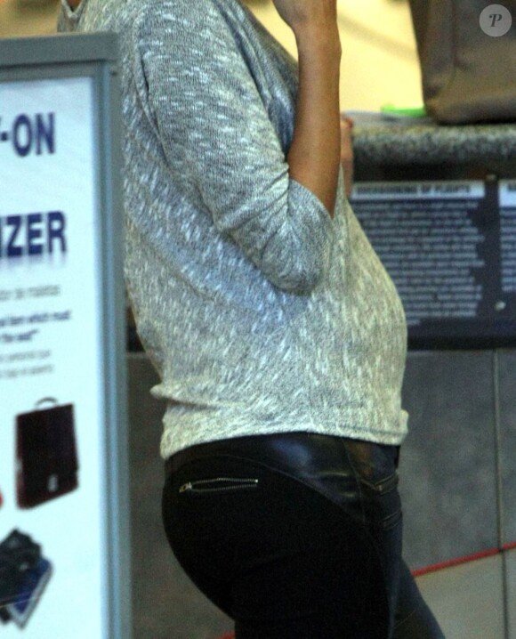 Alessandra Ambrosio et son petit baby bump à l'aéroport de Los Angeles, le 3 février 2012.