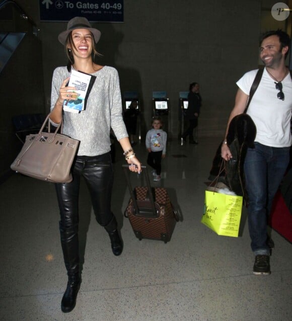 Alessandra Ambrosio à l'aéroport de Los Angeles, le 3 février 2012.