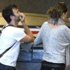 Alessandra Ambrosio et sa petite fille achètent leurs billets d'avion à l'aéroport de Los Angeles, le 3 février 2012.