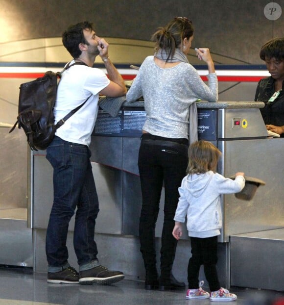 Alessandra Ambrosio et sa petite fille achètent leurs billets d'avion à l'aéroport de Los Angeles, le 3 février 2012.