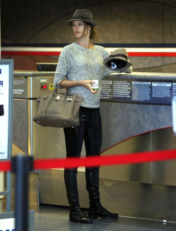 Alessandra Ambrosio, Birkin de Hermès au bras et BlackBerry à la main, réservent des billets d'avion à l'aéroport de Los Angeles, le 3 février 2012.