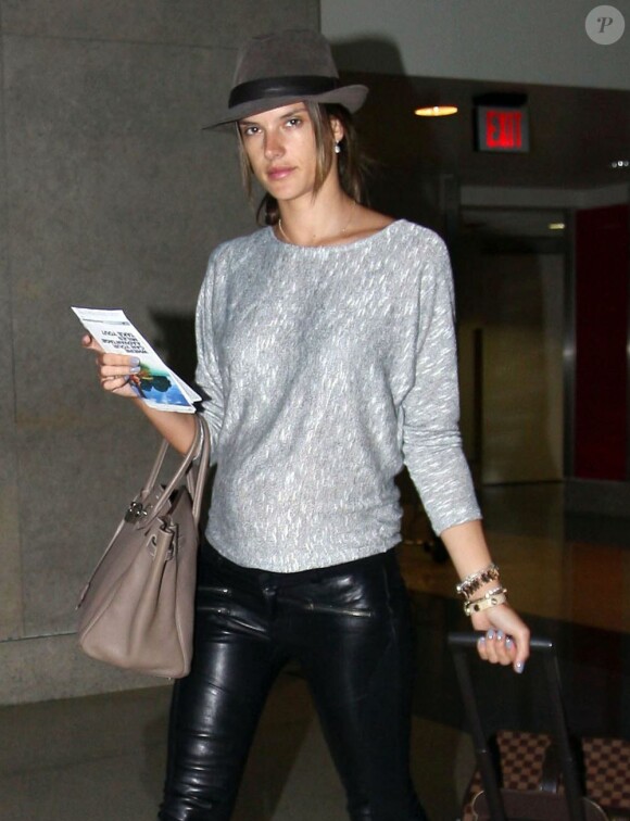 Alessandra Ambrosio à l'aéroport de Los Angeles, le 3 février 2012.