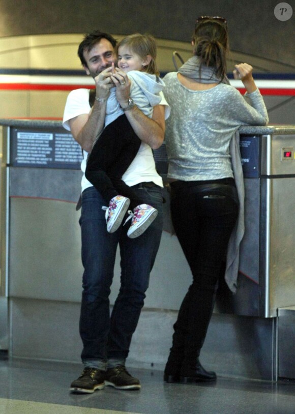 Alessandra Ambrosio a le dos tourné, et son fiancé Jamie Mazur s'amuse avec leur fille Anja à l'aéroport de Los Angeles, le 3 février 2012.