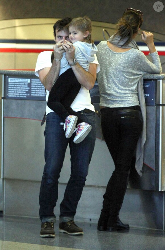 Jamie Mazur et sa fille Anja expriment avec le sourire leur agacement à l'aéroport de Los Angeles, le 3 février 2012.