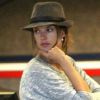 Alessandra Ambrosio veille à l'aéroport de Los Angeles, le 3 février 2012.