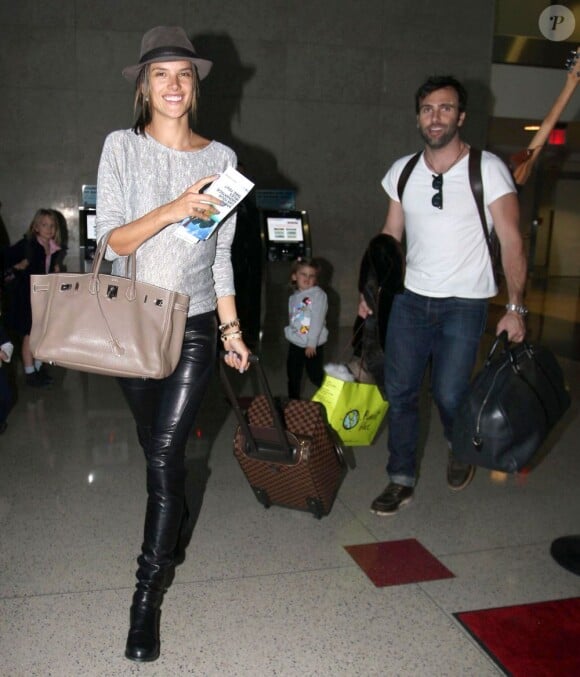 Alessandra Ambrosio, son fiancé Jamie Mazur et leur fille Anja à l'aéroport de Los Angeles, le 3 février 2012.