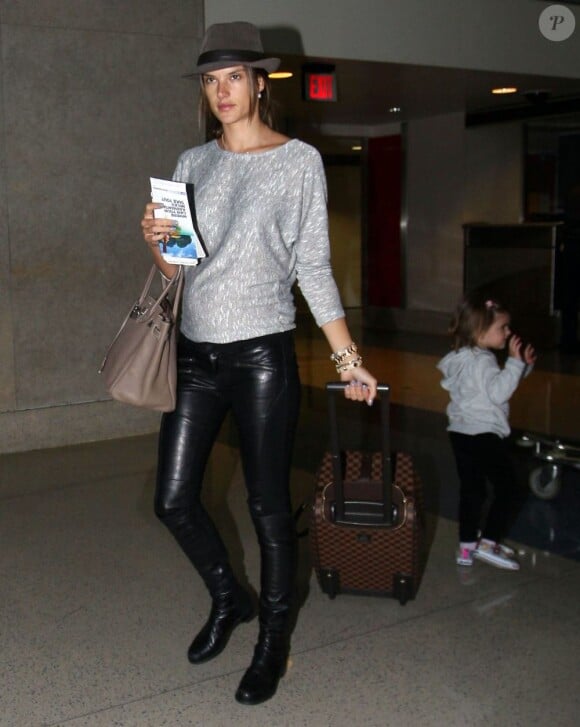 Alessandra Ambrosio, visiblement un peu fatiguée à l'aéroport de Los Angeles, le 3 février 2012.