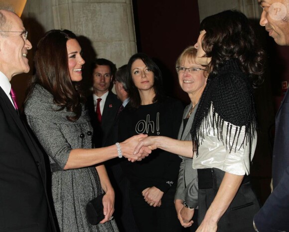 La rencontre avec Mary McCartney, fille de Paul, a été chaleureuse et ponctuée de compliments mutuels.
Catherine, duchesse de Cambridge, effectuait le 8 février 2012 sa toute première mission officielle en solo, visitant la National Portrait Gallery de Londres à l'occasion de la nouvelle exposition des oeuvres de Lucian Freud, décédé en juillet 2011.