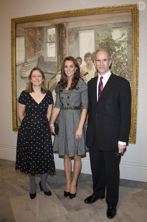 Avec la conservatrice Sarah Howgate et le directeur Sandy Nairne.
Catherine, duchesse de Cambridge, effectuait le 8 février 2012 sa toute première mission officielle en solo, visitant la National Portrait Gallery de Londres à l'occasion de la nouvelle exposition des oeuvres de Lucian Freud, décédé en juillet 2011.