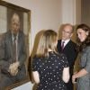 Avec la conservatrice Sarah Howgate et le directeur Sandy Nairne.
Catherine, duchesse de Cambridge, effectuait le 8 février 2012 sa toute première mission officielle en solo, visitant la National Portrait Gallery de Londres à l'occasion de la nouvelle exposition des oeuvres de Lucian Freud, décédé en juillet 2011.