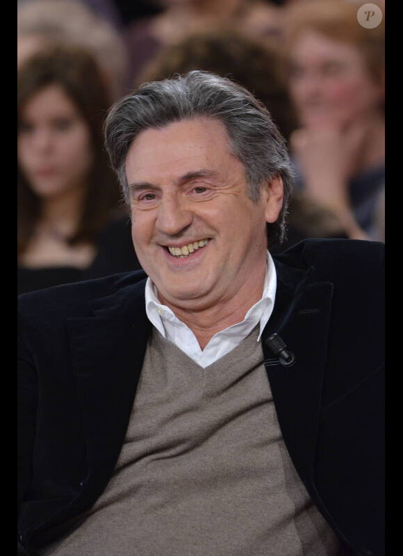Daniel Auteuil, sur le plateau de Vivement dimanche, le mercredi 8 février 2012. Emission diffusée le dimanche 12 février 2012.