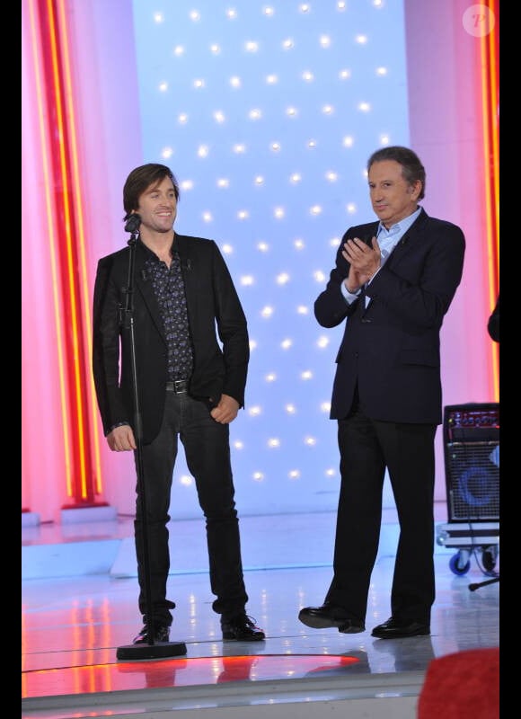 Thomas Dutronc et Michel Drucker, sur le plateau de Vivement dimanche, le mercredi 8 février 2012. Emission diffusée le dimanche 12 février 2012.