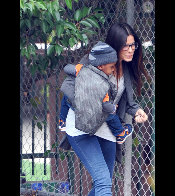 Sandra Bullock accompagne son petit Louis Bardo à l'école, à Los Angeles, le mercredi 8 février 2012.