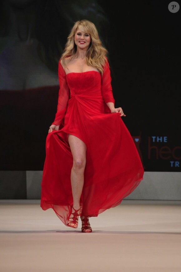 Christie Brinkley, ravissant top model d'un soir lors du défilé Red Dress Collection 2012 à New York, le 8 février 2012.