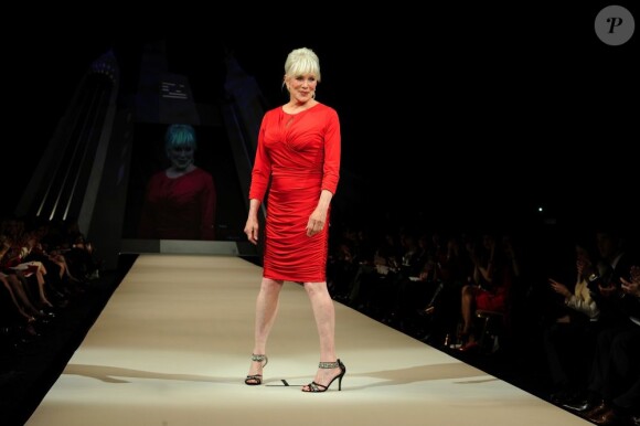 Linda Evans, épatante en mannequin lors du défilé Red Dress Fashion Show à New York, le 8 février 2012.