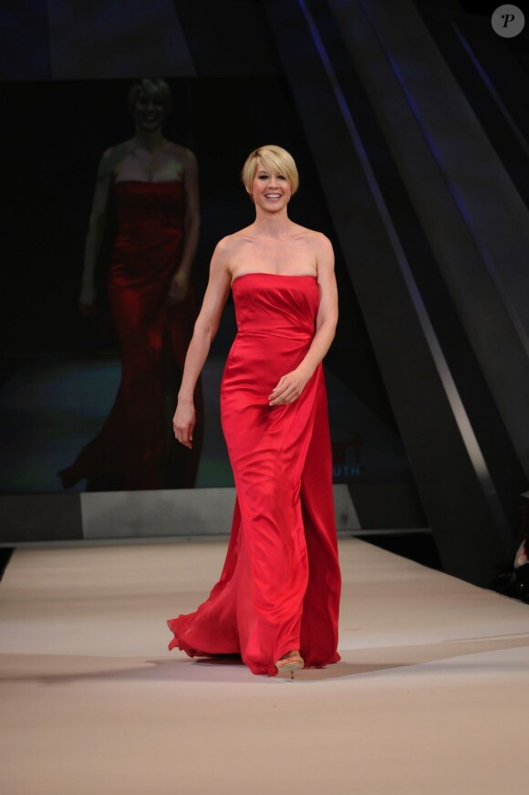 Jenna Elfman, souriante dans sa robe Alberta Ferretti, arpente le podium à New York, le 8 février 2012.