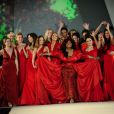 Grande photo de famille pour le finale du défilé Red Dress Collection 2012 à New York, le 8 février 2012.
