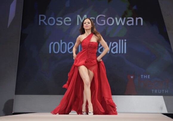 Rose McGowan en Donna Karan lors du défilé Red Dress Collection à New York, le 8 décembre 2011.