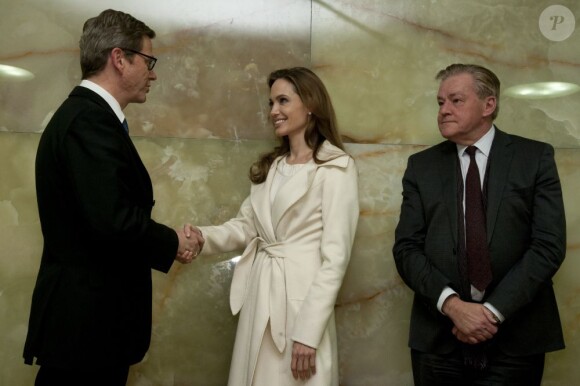 Angelina Jolie à Berlin le 10 février 2012 a rencontré le ministre fédéral allemand des Affaires étrangères Guido Westerwelle et lui a réservé son plus beau sourire.