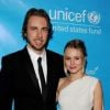 Kristen Bell avec son fiancé Dax Shepard posent en décembre 2011 à Los Angeles lors d'une soirée pour l'UNICEF