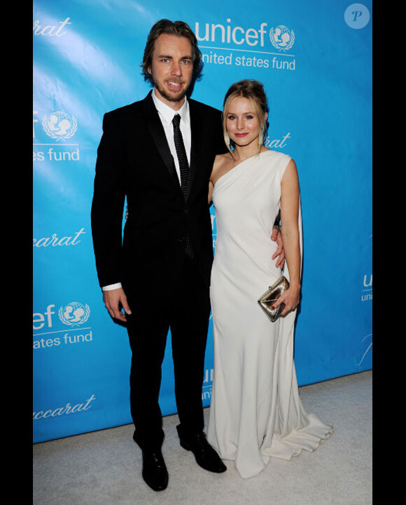Kristen Bell avec son fiancé Dax Shepard posent en décembre 2011 à Los Angeles lors d'une soirée pour l'UNICEF