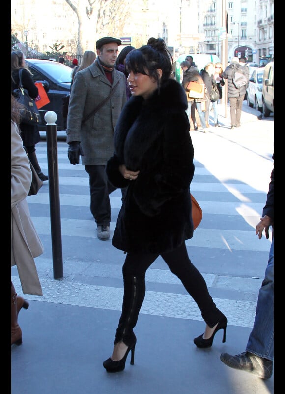 Vanessa Hudgens fait un petit shopping au célèbre Bon Marché, à Paris, le samedi 11 février 2012.