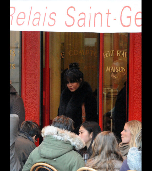 Vanessa Hudgens se rend au restaurant Le Relai St-Germain pour déjeuner, à Paris, le samedi 11 février 2012.