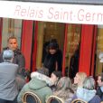 Vanessa Hudgens au restaurant Le Relai St-Germain pour déjeuner, à Paris, le samedi 11 février 2012.