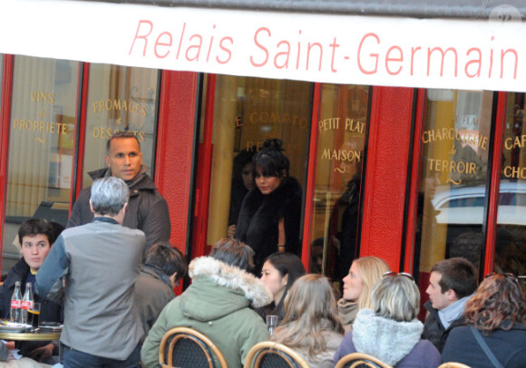Vanessa Hudgens au restaurant Le Relai St-Germain pour déjeuner, à Paris, le samedi 11 février 2012.