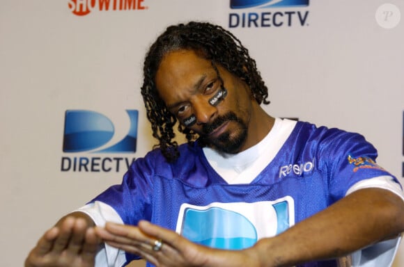 Snoop Dogg reçoit un seau d'eau lors d'une interview télévisée, le dimanche 5 février à Indianapolis, lors de la soirée organisée en préambule au Super Bowl.